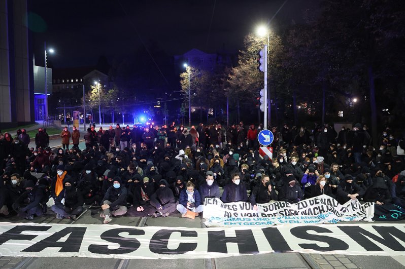 Митинг в Лейпциге. Плакат на асфальте с надписью «Фашизм».