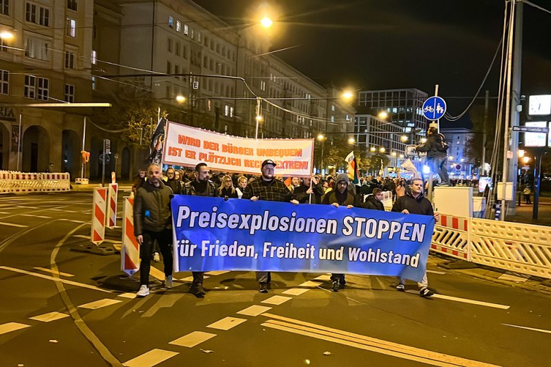 Митинг в Магдебкрге. Протестующие несут плакат: «Прекратить ценовую инфляцию ради мира, свободы и процветания».