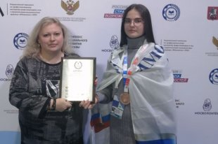 Победитель Анастасия Пастушок и её куратор Елена Негода с дипломом 3-го места.