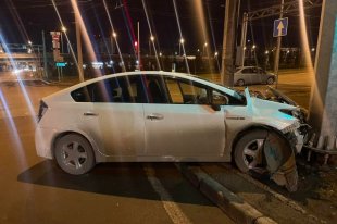 Напомним, 23 октября мужчина за рулем Toyota Prius врезался Toyota Chaser и сбежал с места ДТП.