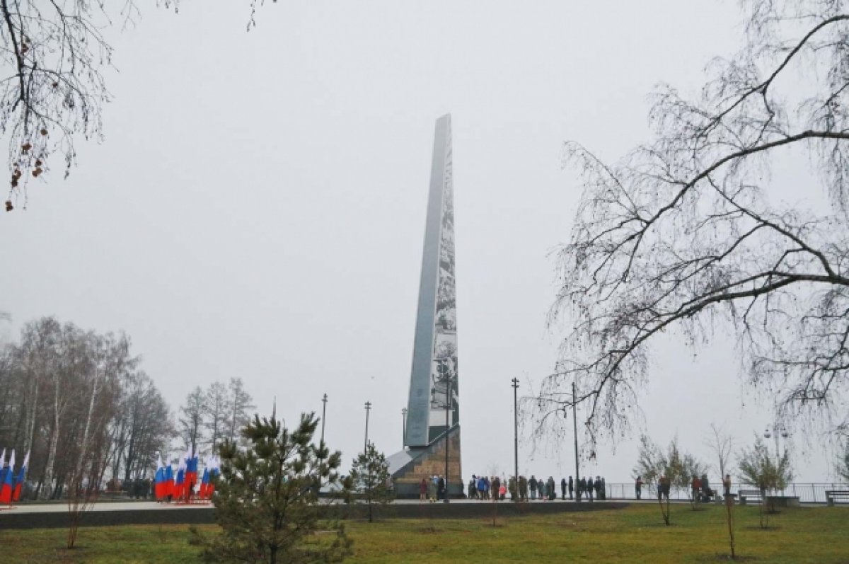 Светящуюся стелу в Нагорном парке Барнаула сняли с высоты птичьего полета