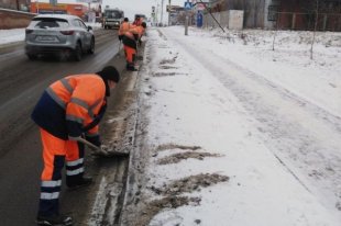 На улицы города выведены порядка полусотни единиц техники и бригады рабочих.