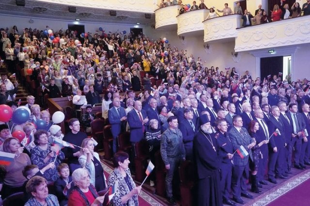 Праздничный концерт объединил сотни людей разных возрастов, профессий, религий.