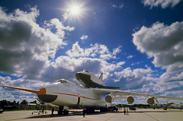 Самолет Ан-225 «Мрия» с космическим кораблем «Буран» на внешней подвеске, 1989 г.