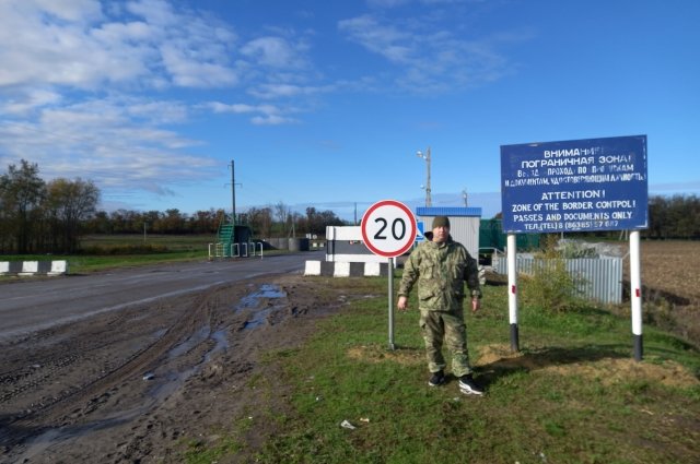 Ильяс Аделов отвозит гуманитарный груз к границе России.