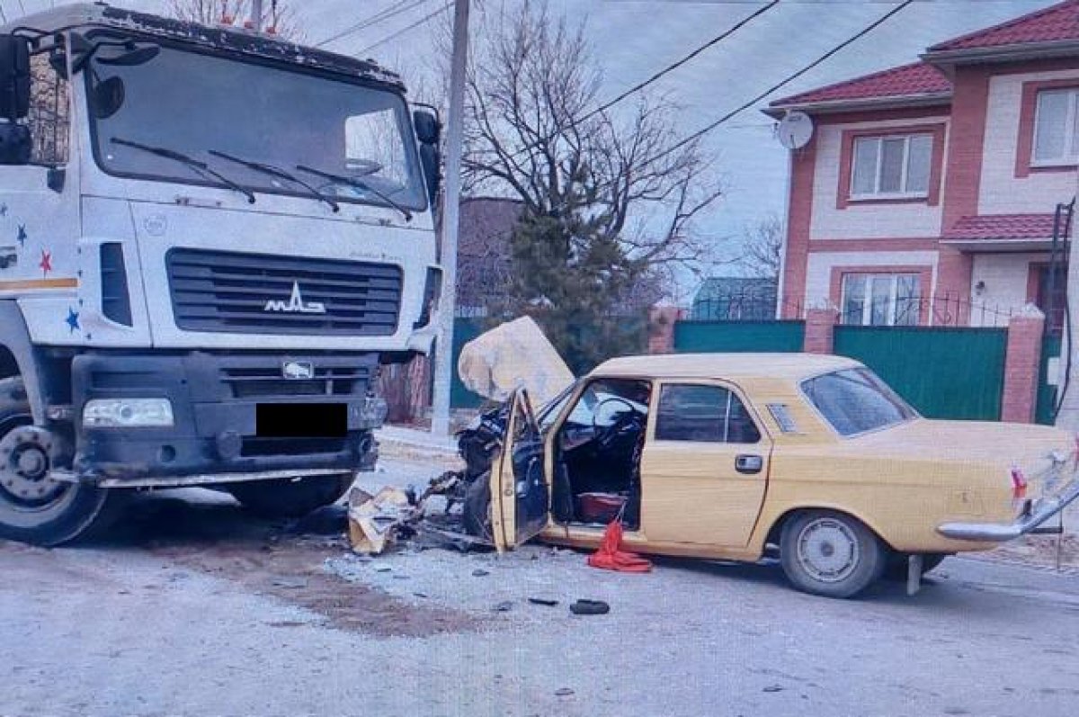 Пенсионер на «Волге» протаранил большегруз-шамбо в Хабаровске | АиФ  Хабаровск