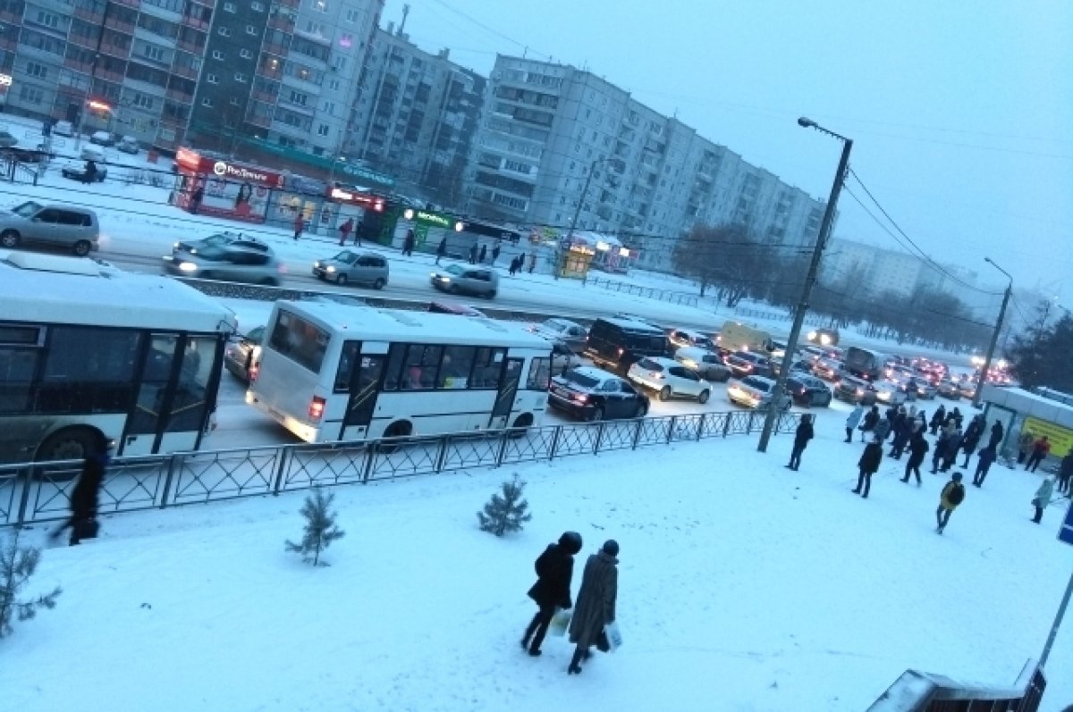8-балльные многокилометровые пробки сковали Барнаул утром 10 ноября