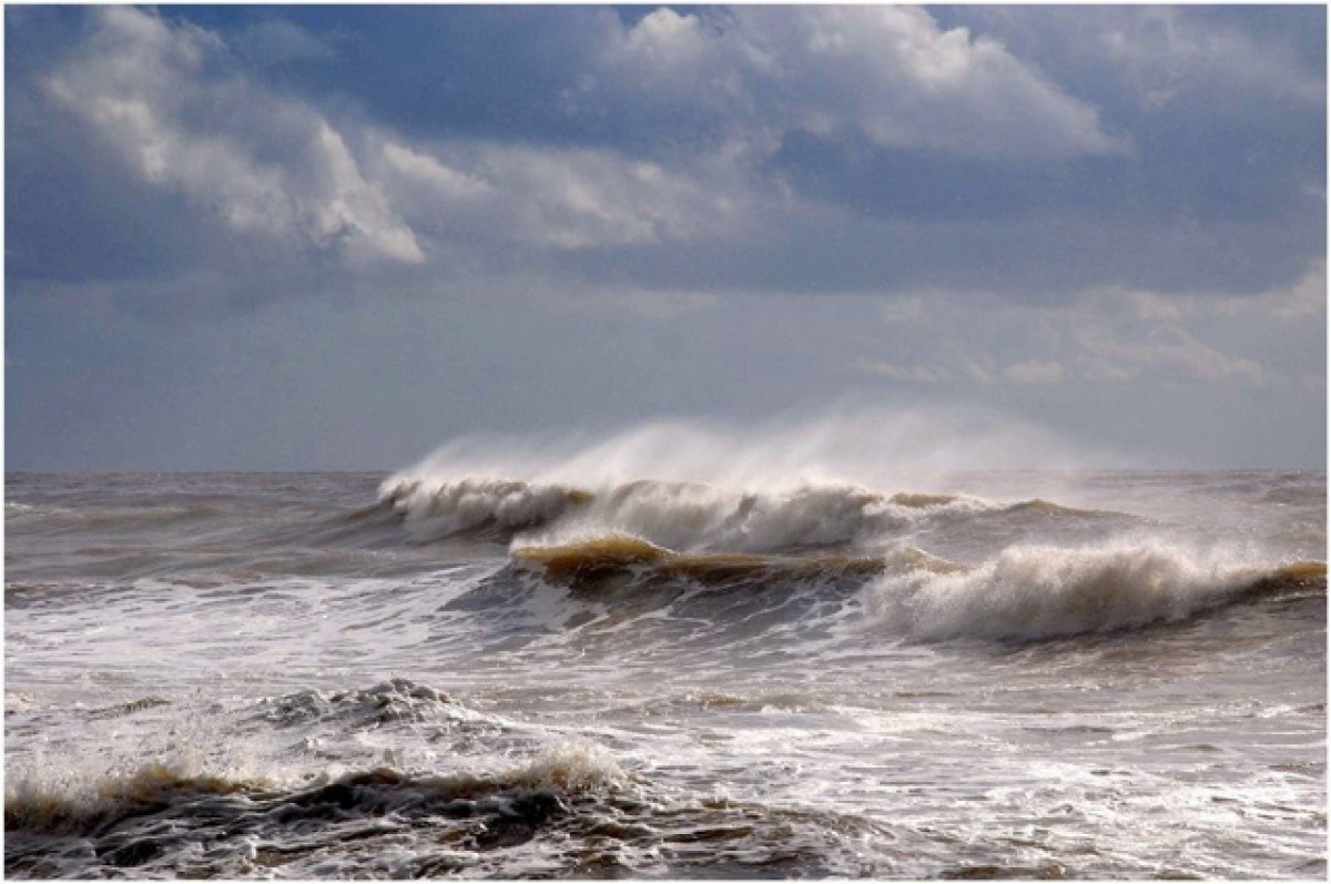 Как ты понимаешь значение шторм. Шторм на Азовском море. ЦУНАМИ море Азовское море. Генисаретское озеро шторм. Тирренское море шторм.