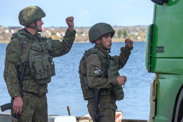 Военнослужащие ВС РФ на переправе в Херсоне.