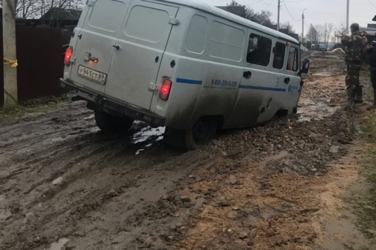 В Нелидово служебный автомобиль потонул в грязи на автодороге | АиФ Тверь