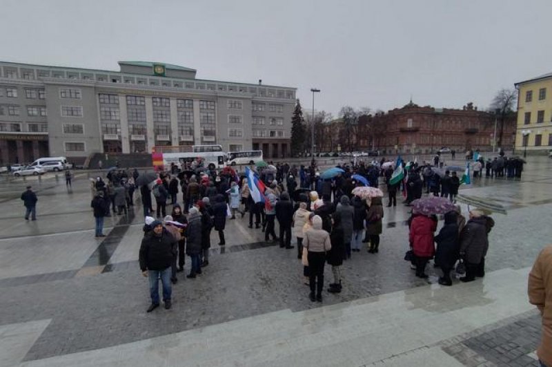 Собираться на площади люди начали до прибытия самого Бадранова, провожающих было в общей сложности 150-200 человек.