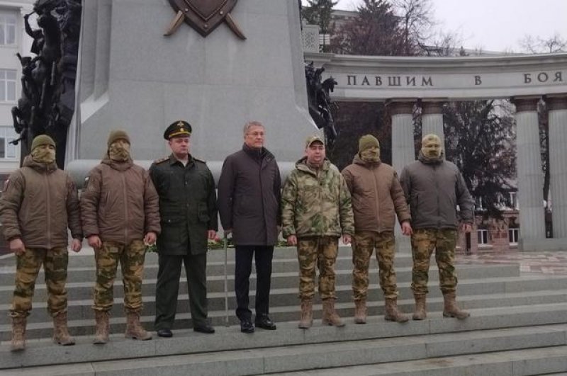 Фото с другими бойцами, которые отправятся в одной группе с Бадрановым.