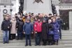 Фото с друзьями, родными и коллегами у памятника Шаймуратову.