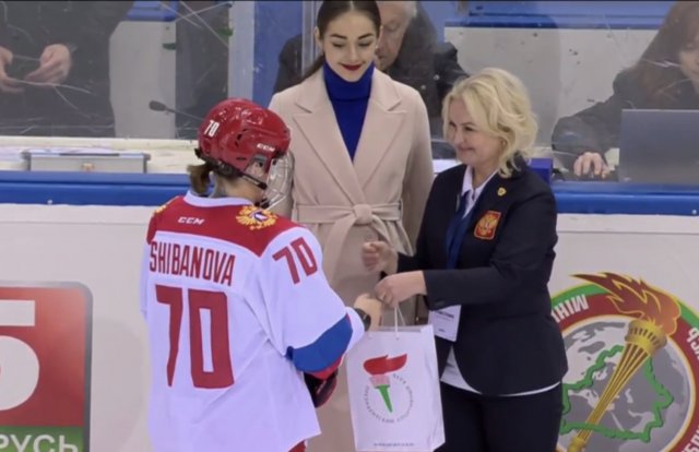 Анне Шибановой досталя приз после игры с юношами.