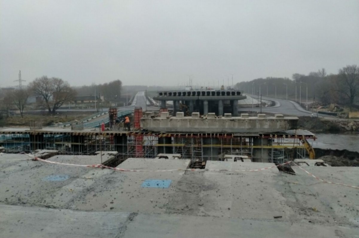 На Славянском мосту в Брянске за день забетонировали три колонны