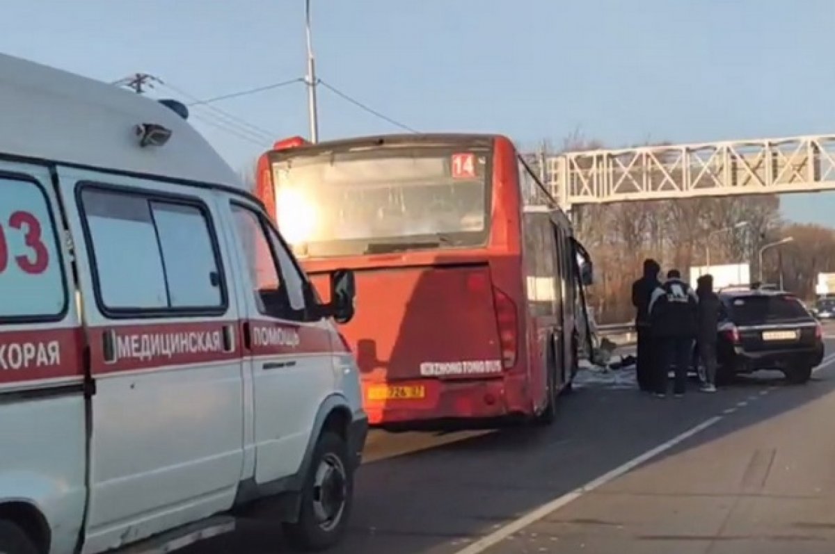 Автобус врезался в автомобиль в Хабаровске, пострадали две пассажирки | АиФ  Хабаровск