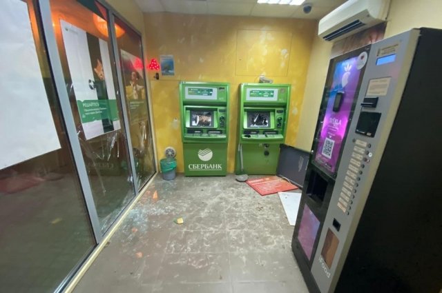 Оренбуржец выплатит банку более 100 тысяч за драку с банкоматом и затопленное отделение.