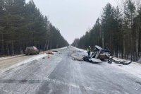 В ДТП погибли три человека, а также пострадал водитель грузовика.