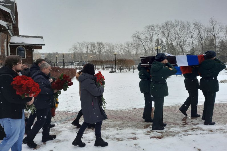 Военного хоронили с почестями. 