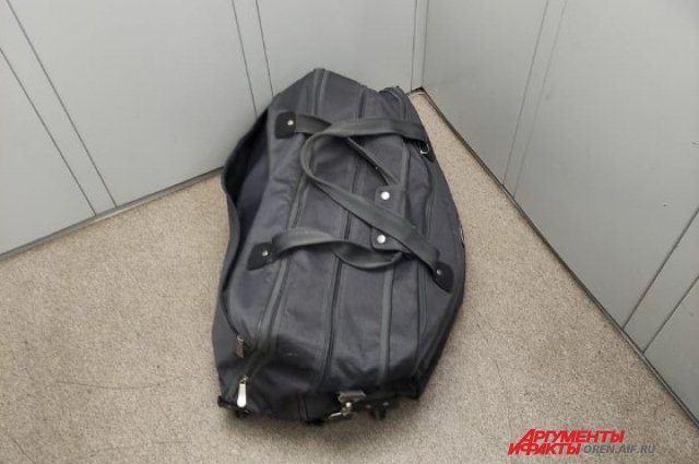 В лифте многоквартирного дома в Оренбурге нашли бесхозную спортивную сумку.