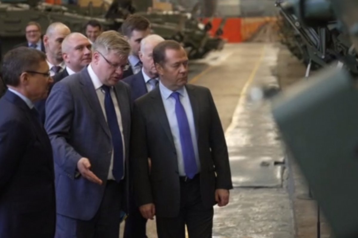 Медведев провел проверку выпуска боевой техники на Курганском машзаводе