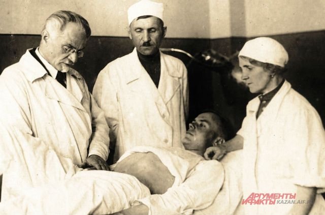 Александр Вишневский (крайний слева) в Казанском военном госпитале в годы Великой Отечественной войны.