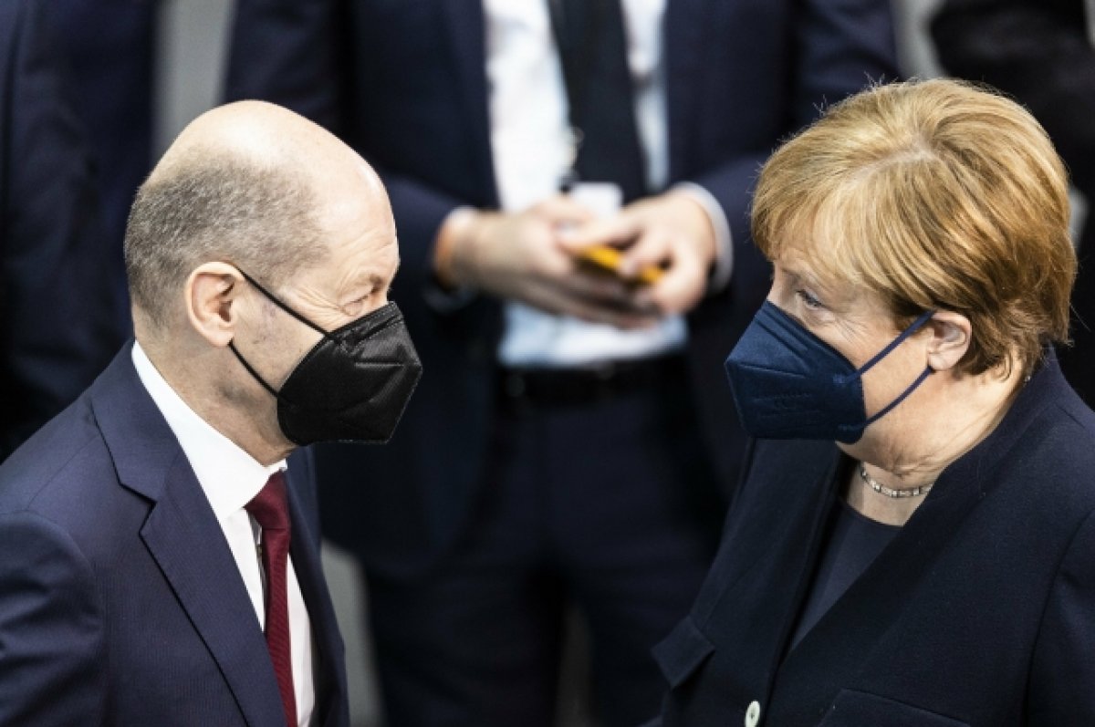 Шольц заявил, что по-прежнему регулярно советуется с Меркель