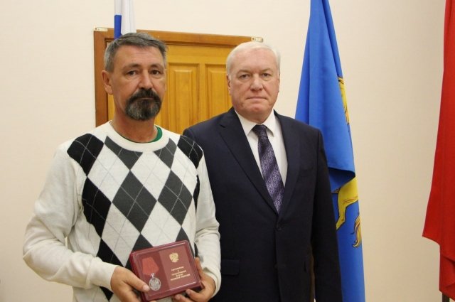 Вручая награду добровольцу, мэр Минусинска подчеркнул, что младший сержант проявил в боях мужество и героизм.