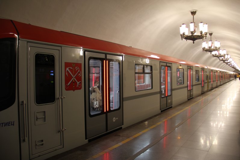 Двери поезда оборудованы диодными лентами, которые информируют пассажиров об их открытии и закрытии. 