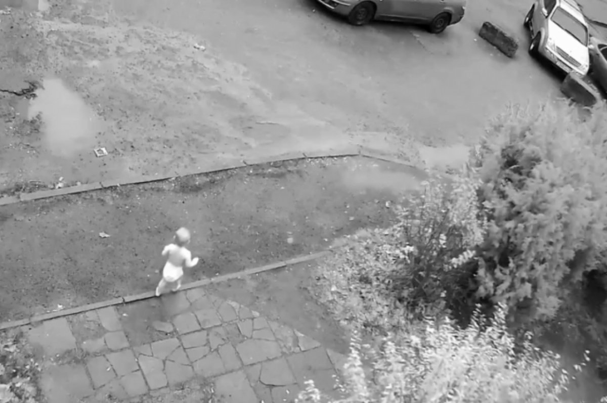 В Кирове полуторагодовалая девочка убежала из детсада в одном подгузнике