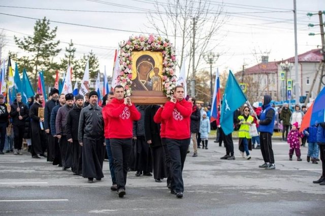 В Южно-Сахалинске прошло традиционное шествие с Казанской иконой Божией Матери.