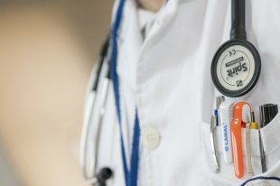 Врачи работают в кабинетах с новой мебелью