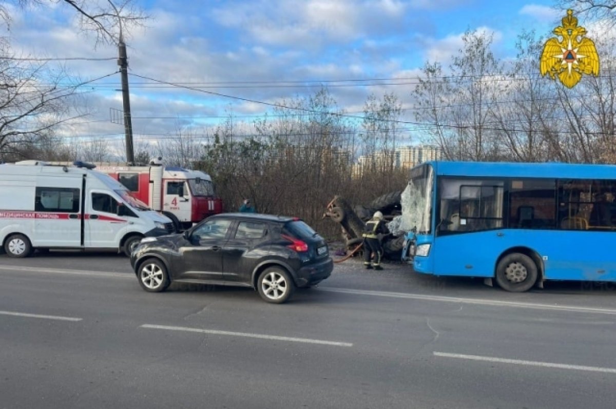 Утром 14 ноября в Брянске столкнулись автобус и трактор