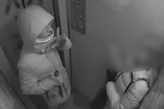 В Оренбурге задержали наркомана, укравшего у девушки в лифте кольцо и серьги.