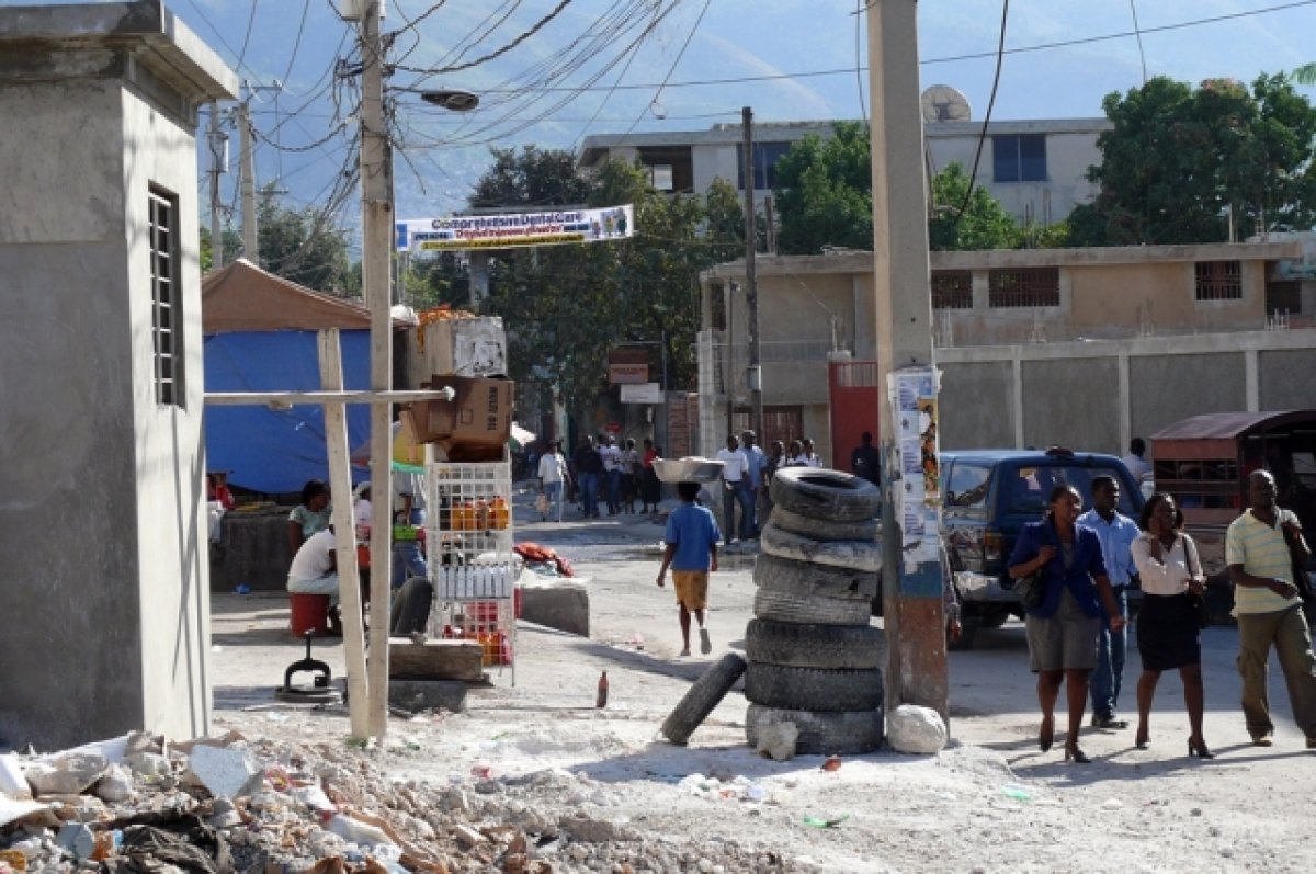Кортеж американского посольства попал под обстрел в Гаити