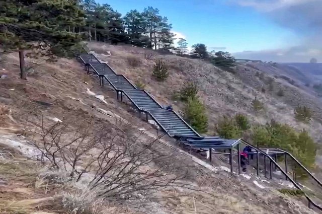 Строящаяся туристическая лестница в Удачном.