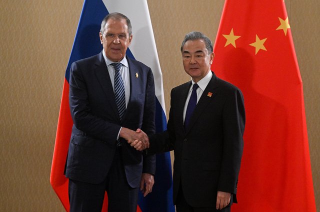 Министр иностранных дел России Сергей Лавров во время встречи с министром иностранных дел КНР Ван И на полях саммита G20 на Бали.