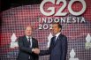 Президент Индонезии Джоко Видодо приветствует канцлера Германии Олафа Шольца.