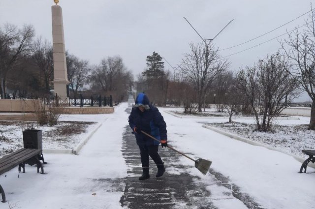 В Оренбурге приступили к уборке снега