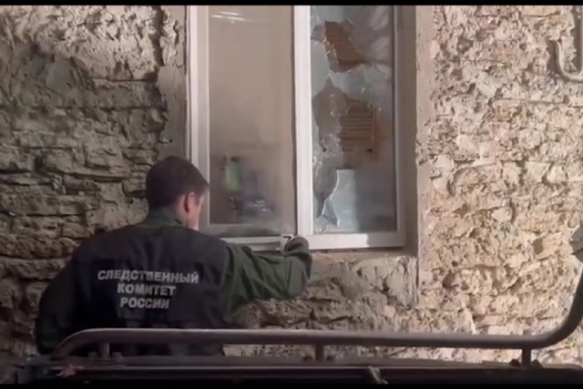 Из этого окна житель Анапы открыл стрельбу по полицейским.