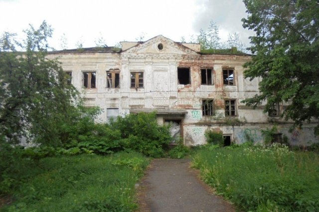 Дом Чарышникова изъяли у собственника четыре года назад, но его по-прежнему никто не восстанавливает.