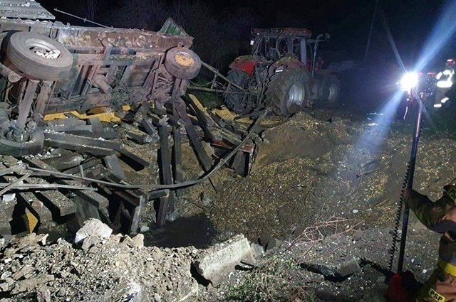 Последствия падения ракет возле деревни Пшеводув.