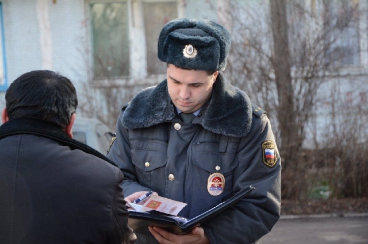 Видны граждане. Участковый милиции. Участковые и нелегалы. Участковый и наркоман. Полиции по месту.