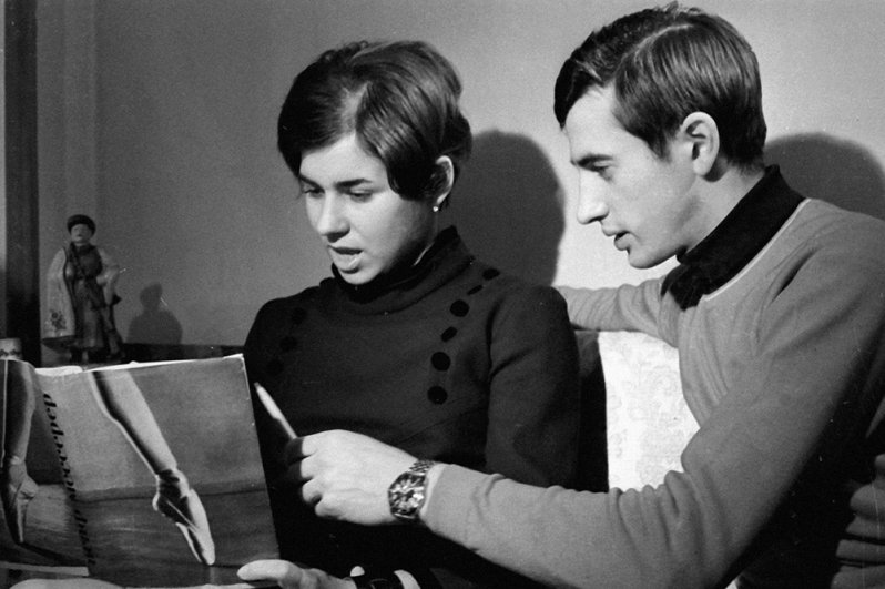 1970 г. фигуристы Людмила Пахомова и Александр Горшков изучают литературу по балету.