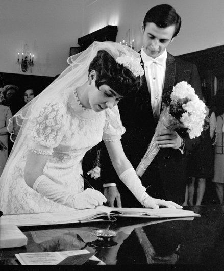 1970 г. Чемпионы мира в спортивных танцах на льду Людмила Пахомова и Александр Горшков во время церемонии бракосочетания.