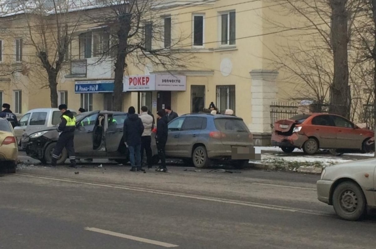 В Туле на ул.Болдина столкнулись 5 автомобилей, один из них влетел в забор  | АиФ Тула