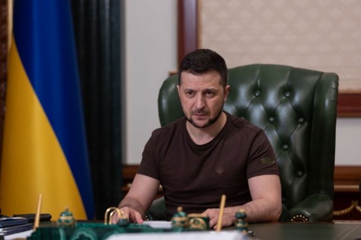 Зеленский поручил полностью заблокировать украинское издание Страна