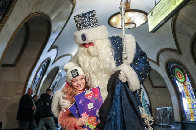 Дед Мороз в свой день рождения устроил сюрприз жителям Москвы