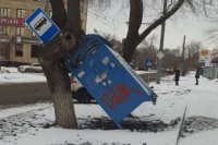 Утомленные Оренбургом: на Комсомольской остановка прилегла на дерево.