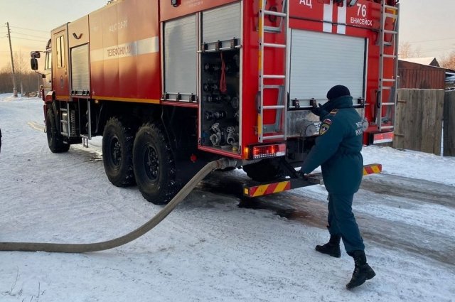 Огонь охватил здание на улице Лесозаводской.